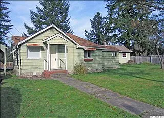 455 SE Hazel St photo 1