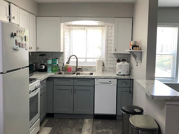 3rd image of 164 E Elmhurst Ave #1B