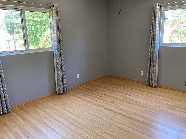 1333 Wellesley Dr NE — Photo 4