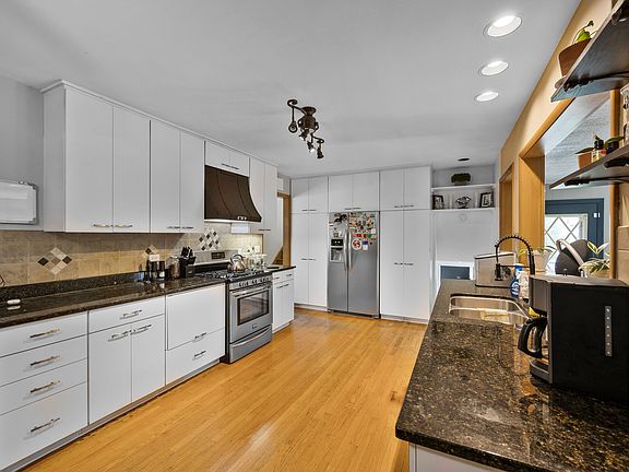 3rd image of 724 Lexington Dr
