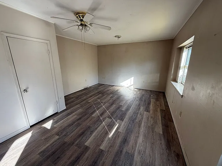 428 W Locust St — Photo 2