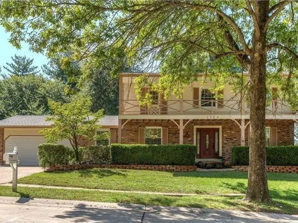 1754 Summer Lake Dr, Chesterfield, MO 63017
