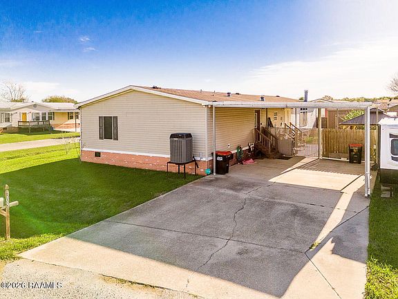 3rd image of 305 Breezy Ln