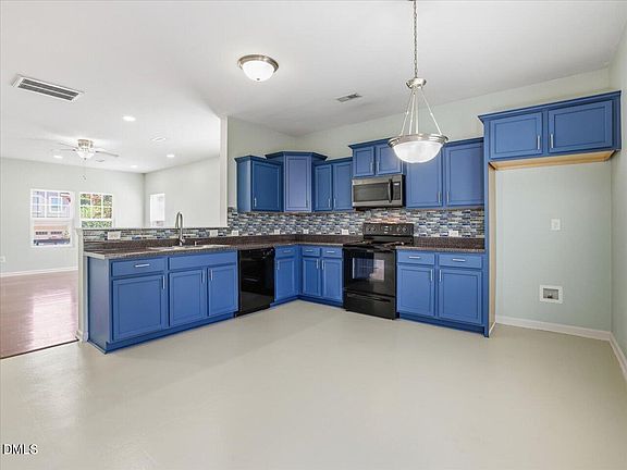 5th image of 27 Blakeford Dr