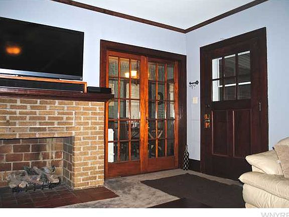 3rd image of 10 Henry Dr