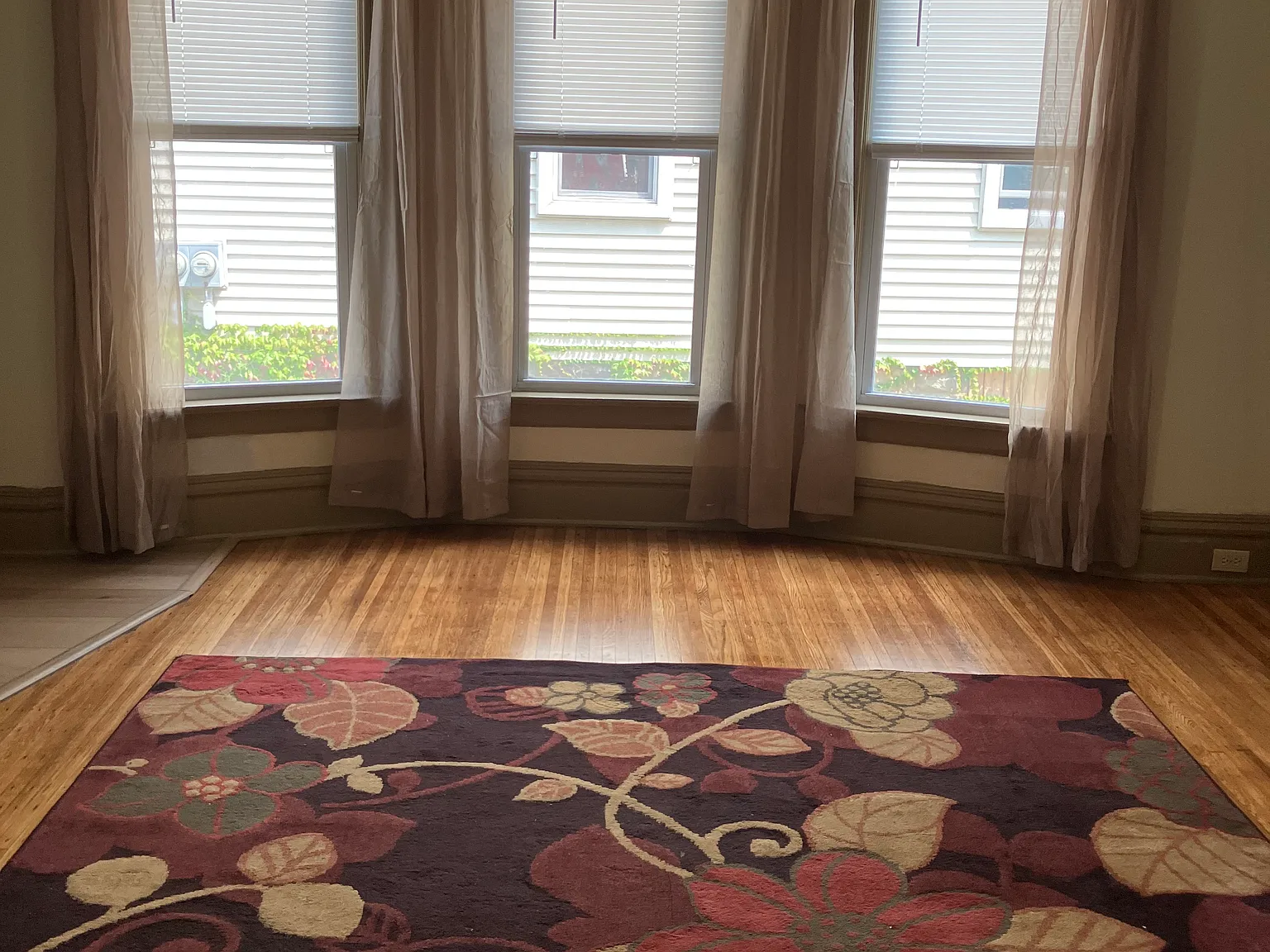 4 bed, $1,200 — Photo 1