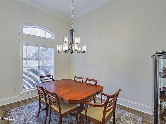 5th image of 174 Woodlands Glen Cir