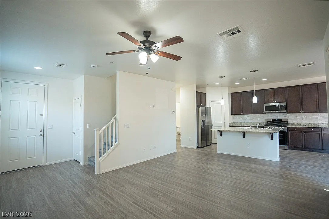 4 bed, 2.5 bath, 1656 sqft, $2,050 — Photo 4