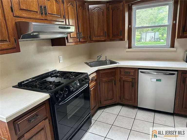 351 Metlars Ln — Photo 2