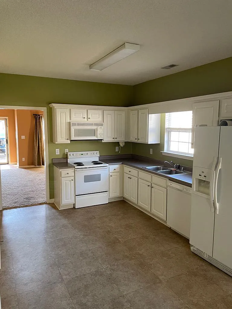 3 bed, 1107 sqft, $1,300 — Photo 3