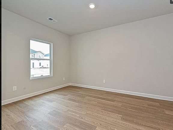 4th image of 301 Lavinia Cir