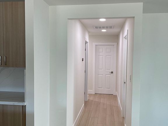 5th image of 5045 Castlewood Dr