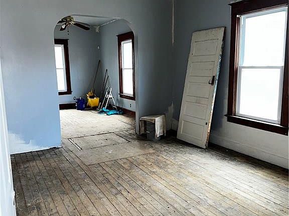 4th image of 1462 N Ontario St