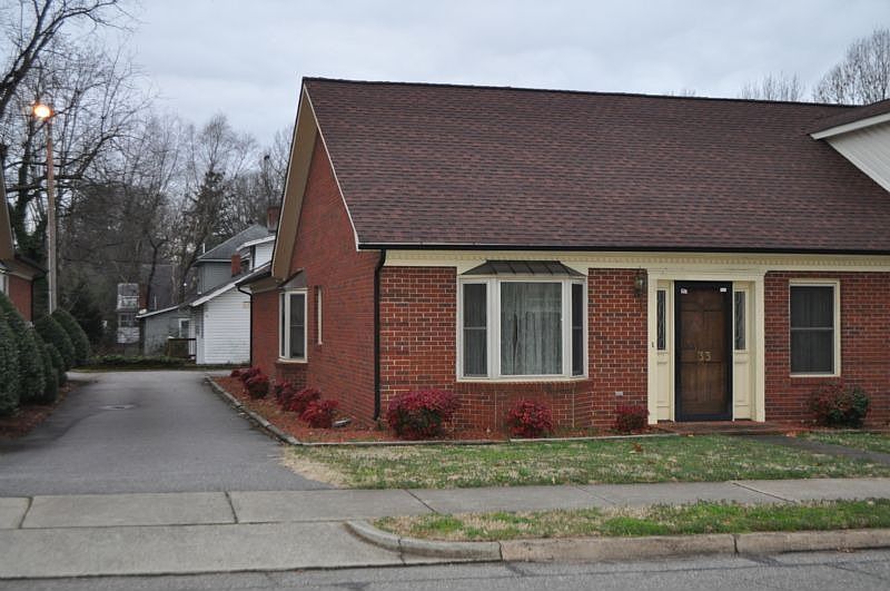 1st image of 133 N Oakwood Dr