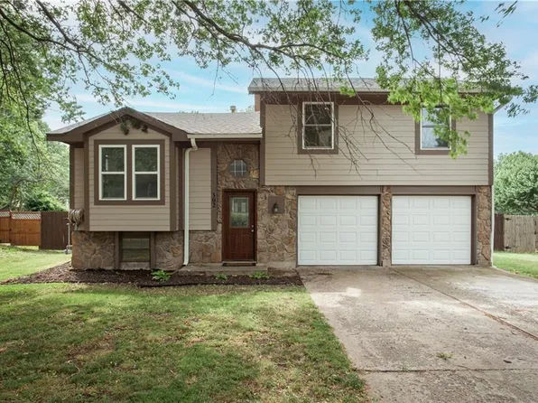 302 SE Flagstone Dr, Lees Summit, MO 64063