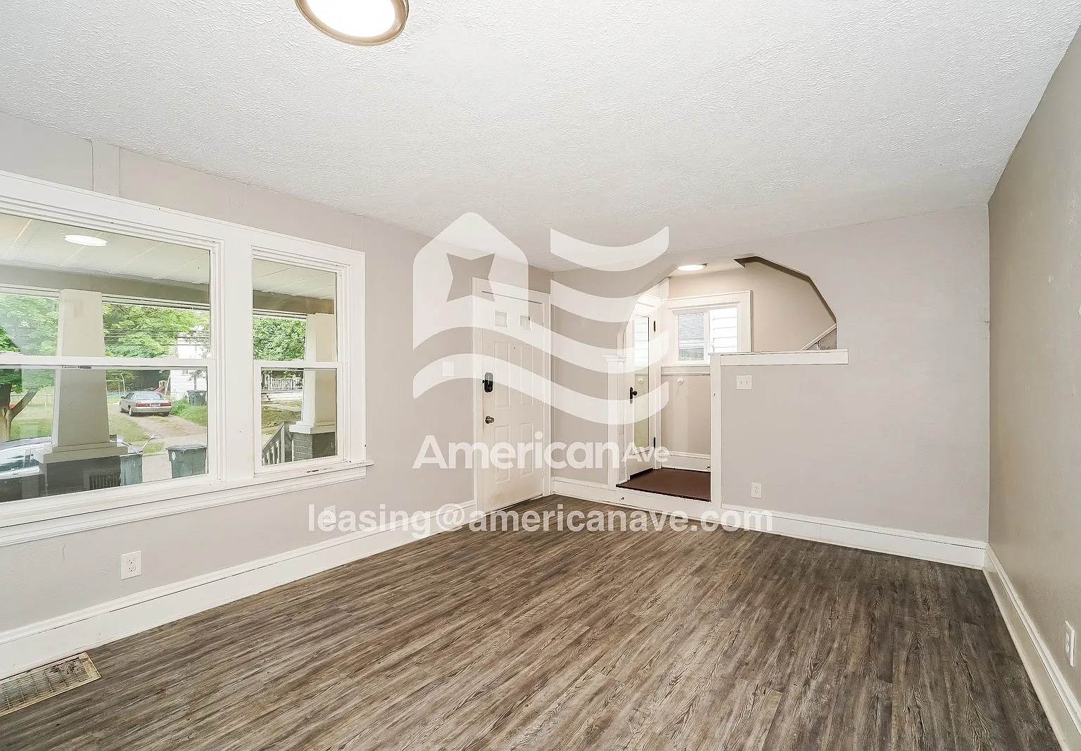 3 bed, 1.0 bath, 1200 sqft, $1,272 — Photo 2