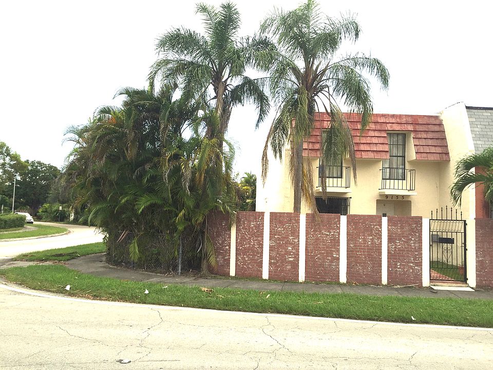 Corner unit with yard