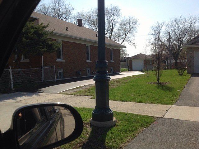 2nd image of 209 S Joliet St