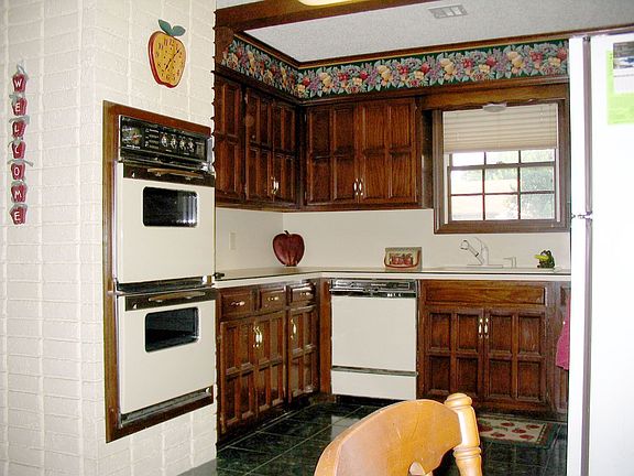 Double ovens in the kitchen allow the cook's dream for entertainment