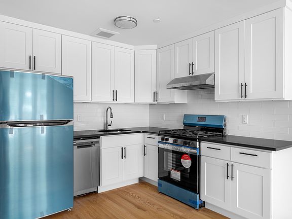 3rd image of 113 Bainbridge St #1