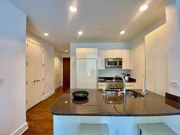 4th image of 250 E 49th St #18B