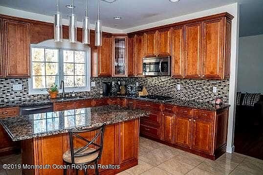 4th image of 539 Trenton Ave
