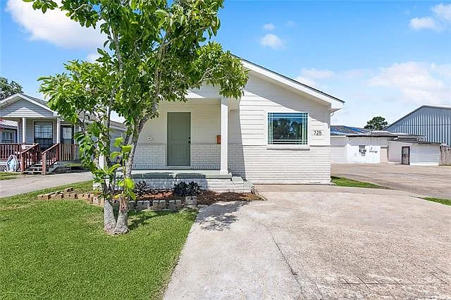 725 Macarthur Ave — Photo 1