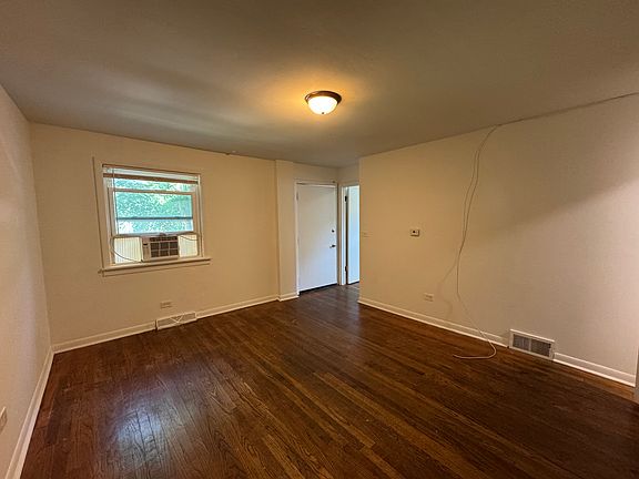 4th image of 137 E Washington St APT 1R