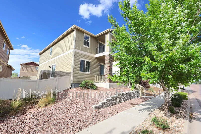 3 bed, 2.5 bath, 2530 sqft, $2,350 — Photo 2