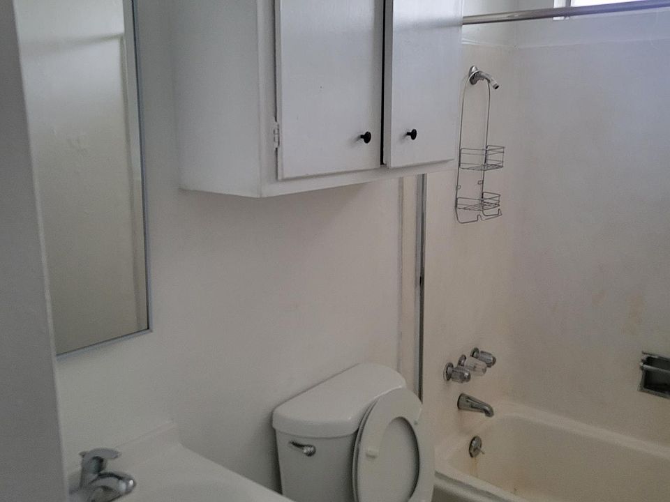 1st image of 1984 Mayflower Pl #4