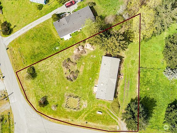 4th image of 906 Casey Avenue