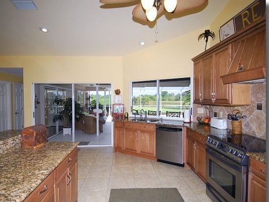 Kitchen w/ granite breakfast bar
