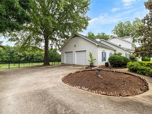 4th image of 104 Wren Crossing Ct