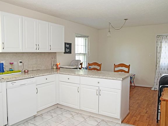 5th image of 104 Hillview Dr