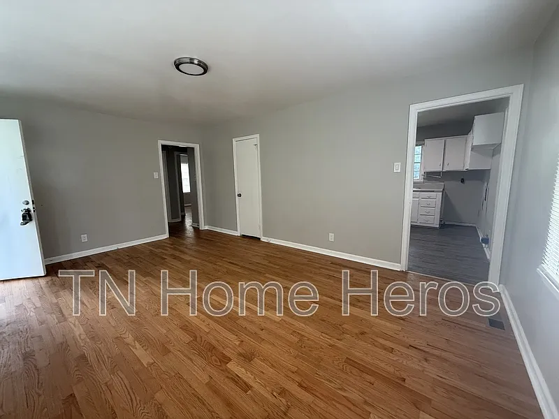3 bed, 1.0 bath, 900 sqft, $1,800 — Photo 2