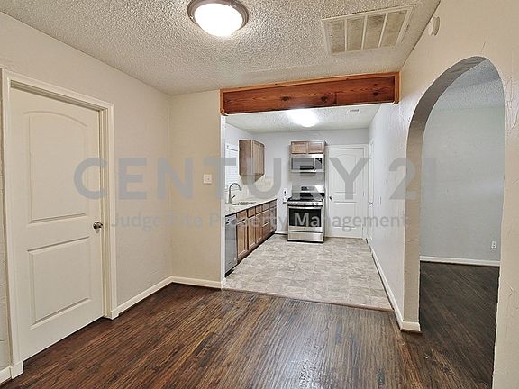 4th image of 2626 Ivandell Ave