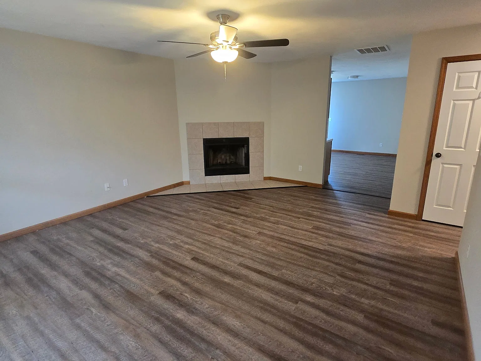 2 bed, 1090 sqft, $1,595 — Photo 2
