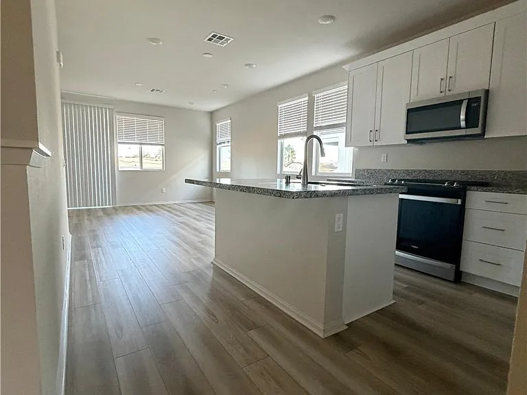 216 Lockhart Way — Photo 3