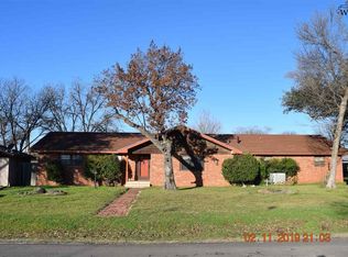 301 W Alameda St, Iowa Park, TX 76367