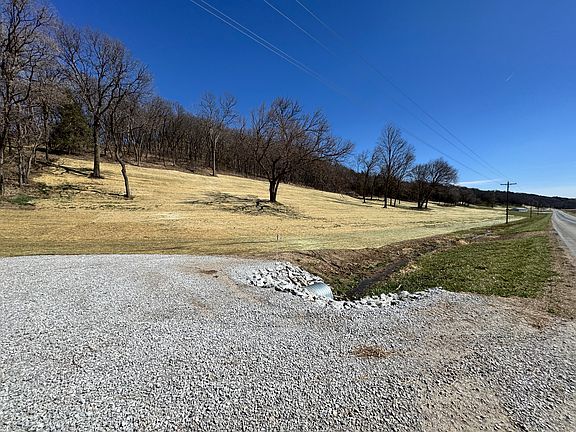 4th image of 2286 Bluff Rd