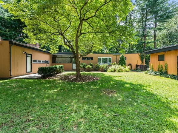 106 Dudley Ln, Milton, MA 02186