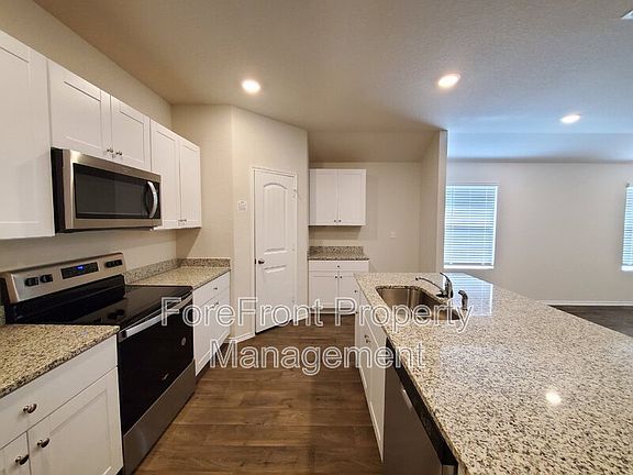 4th image of 829 Bahia Pl