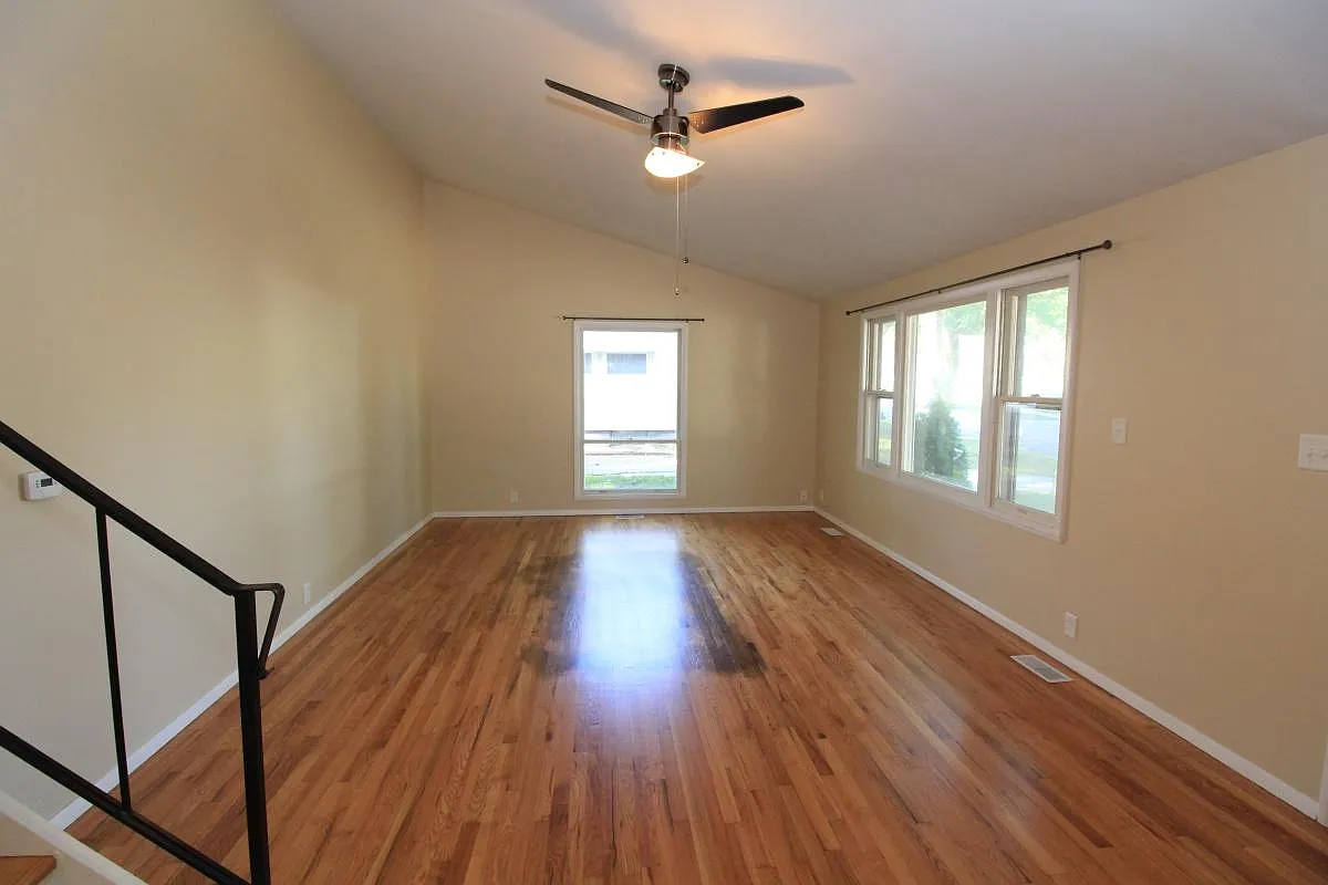 3 bed, 1.5 bath, 1405 sqft, $1,750 — Photo 2