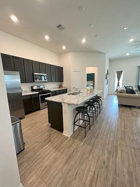 3 bed, 2.0 bath, 1951 sqft, $2,200 — Photo 3