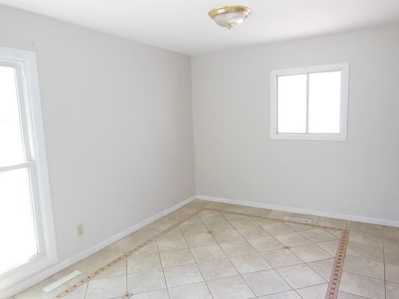 4th image of 608 Topeka Dr