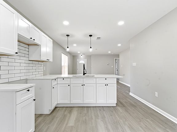 4th image of 803 Marechalneil St