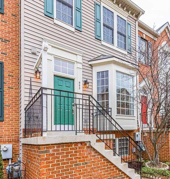 1st image of 953 Harrison Cres
