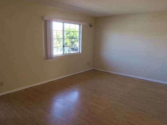3rd image of 13610 Moorpark St APT 105