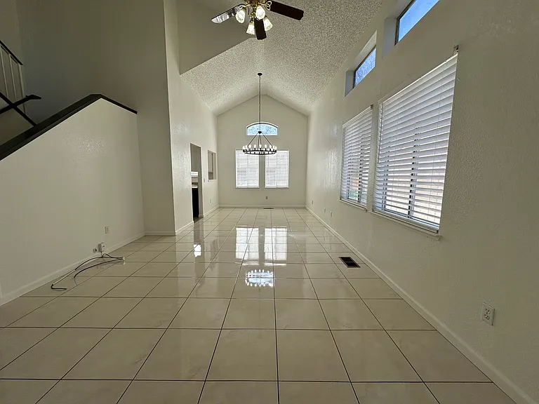 4541 Creekside Cir — Photo 2