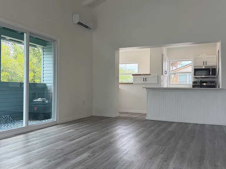 2230 E Harbor Dr S — Photo 2
